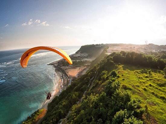 5_lokasi_paragliding_yang_paling_indah_di_Indonesia_5