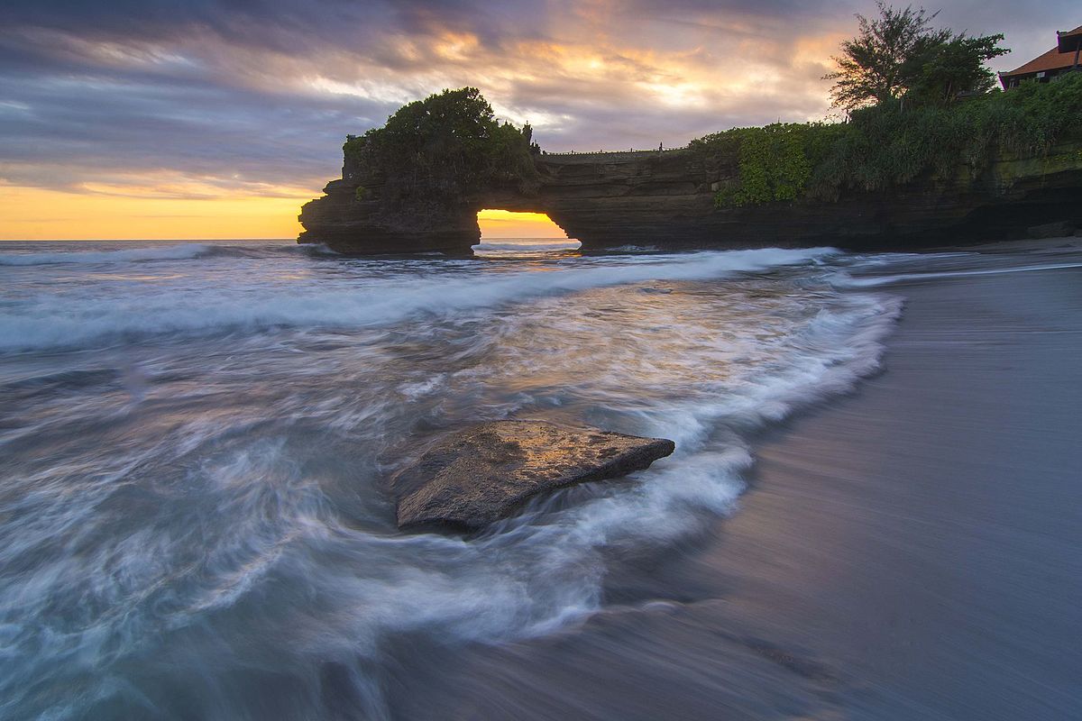 Sunset_in_Batu_Bolong,_Tanah_Lot,_Bali