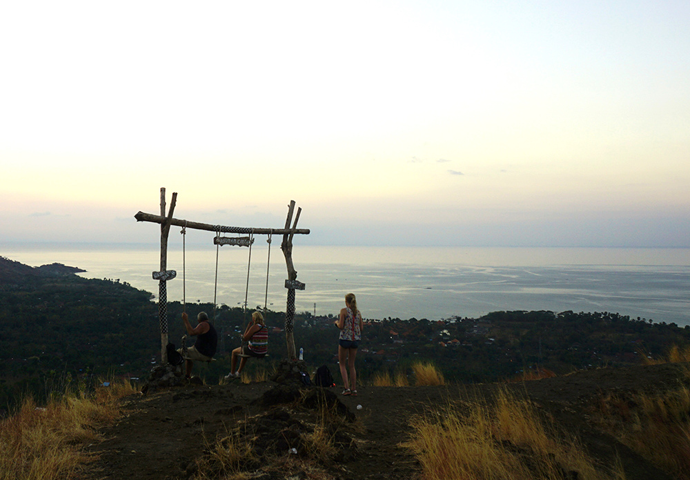 Wisatawan-asing-asyik-menikmati-pemandangan-dari-atas-Bukit-Kursi-bersama-keluarga.-Ketinggiannya-yang-tidak-seberapa-membuat-Bukit-Kursi-cocok-digunakan-sebagai-alternatif-wisata-bersama-